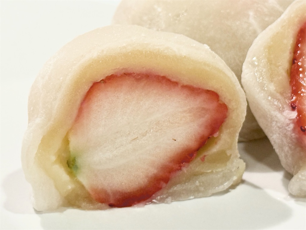 いちご餅 引網香月堂』いちご餅。いちごと練乳テイストをイメージした