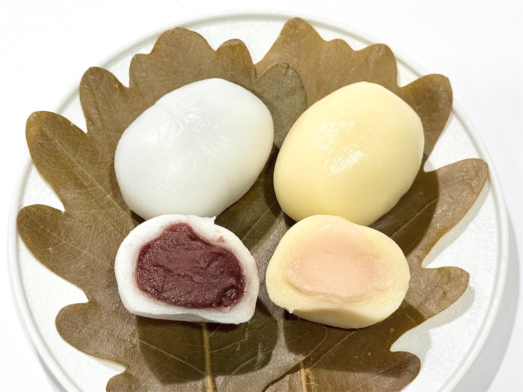 赤坂『とらや』柏餅、こしあん&味噌あん。季節の生菓子、香ばら&竹子形