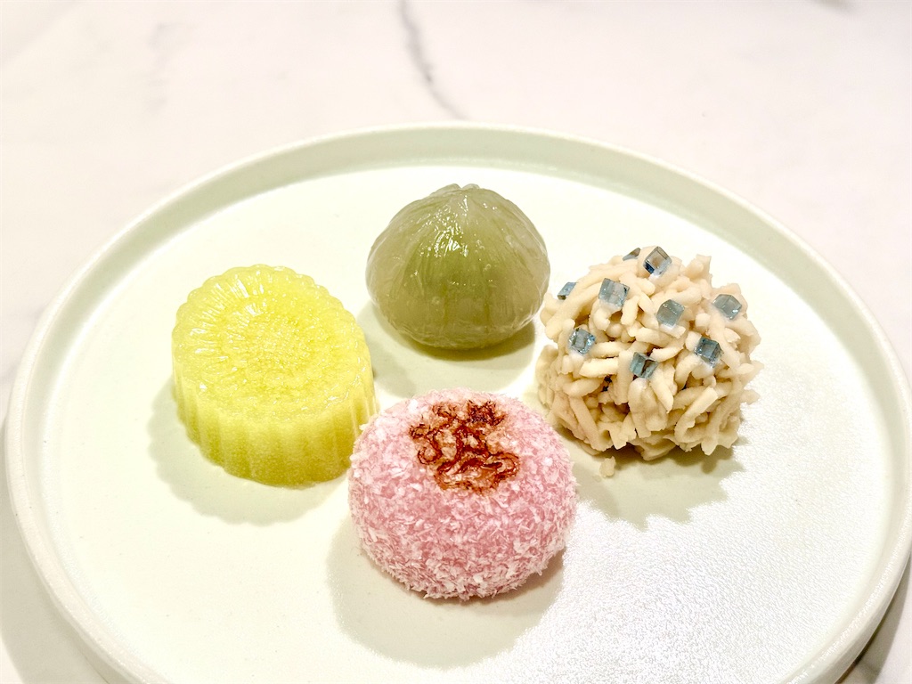 とらや』8月の生菓子。沖の空、打水、涼風、水仙水藻の花、夏菊。 - お