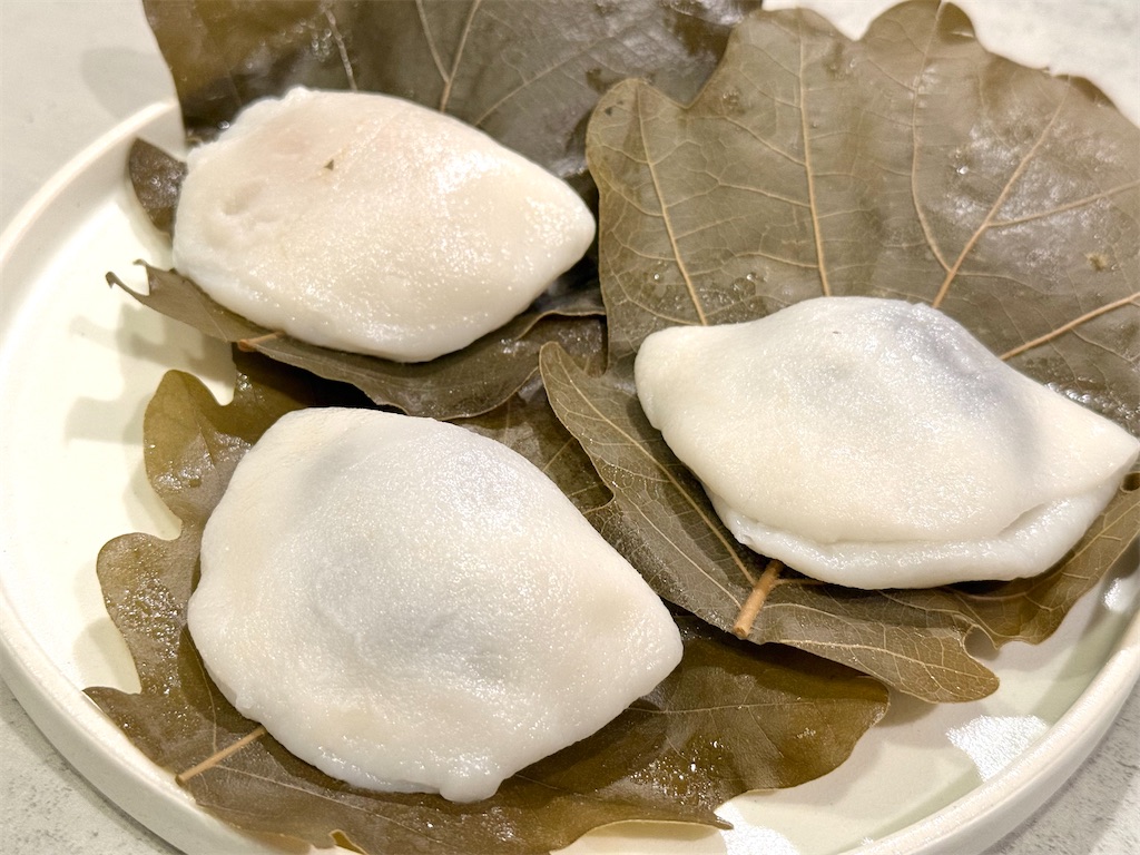 高輪『松島屋』季節の柏餅とみたらし団子、豆餅、お赤飯。 - お菓子を