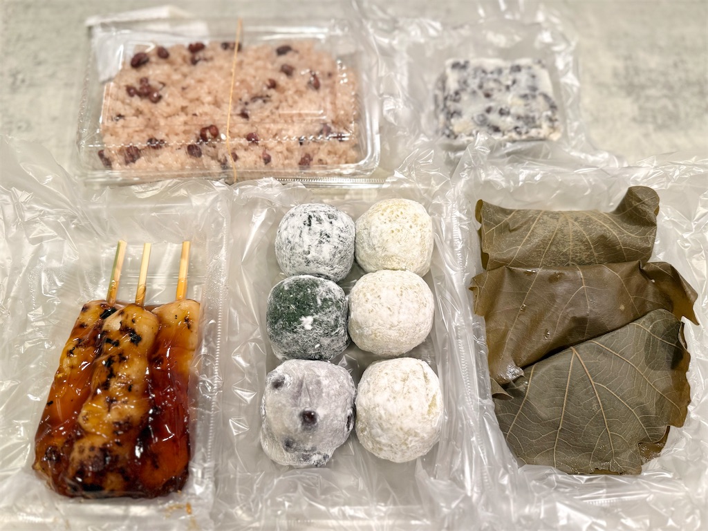 高輪『松島屋』季節の柏餅とみたらし団子、豆餅、お赤飯。 - お菓子を