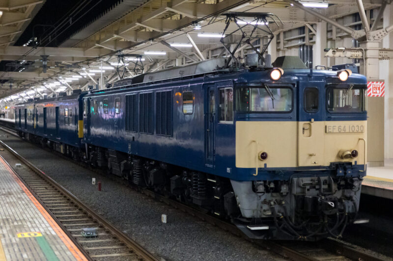 廃車か】クモヤ143-8,9 長野総合車両センターへ回送される - 朝焼けに