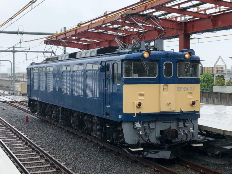 廃車か】クモヤ143-8,9 長野総合車両センターへ回送される - 朝焼けに