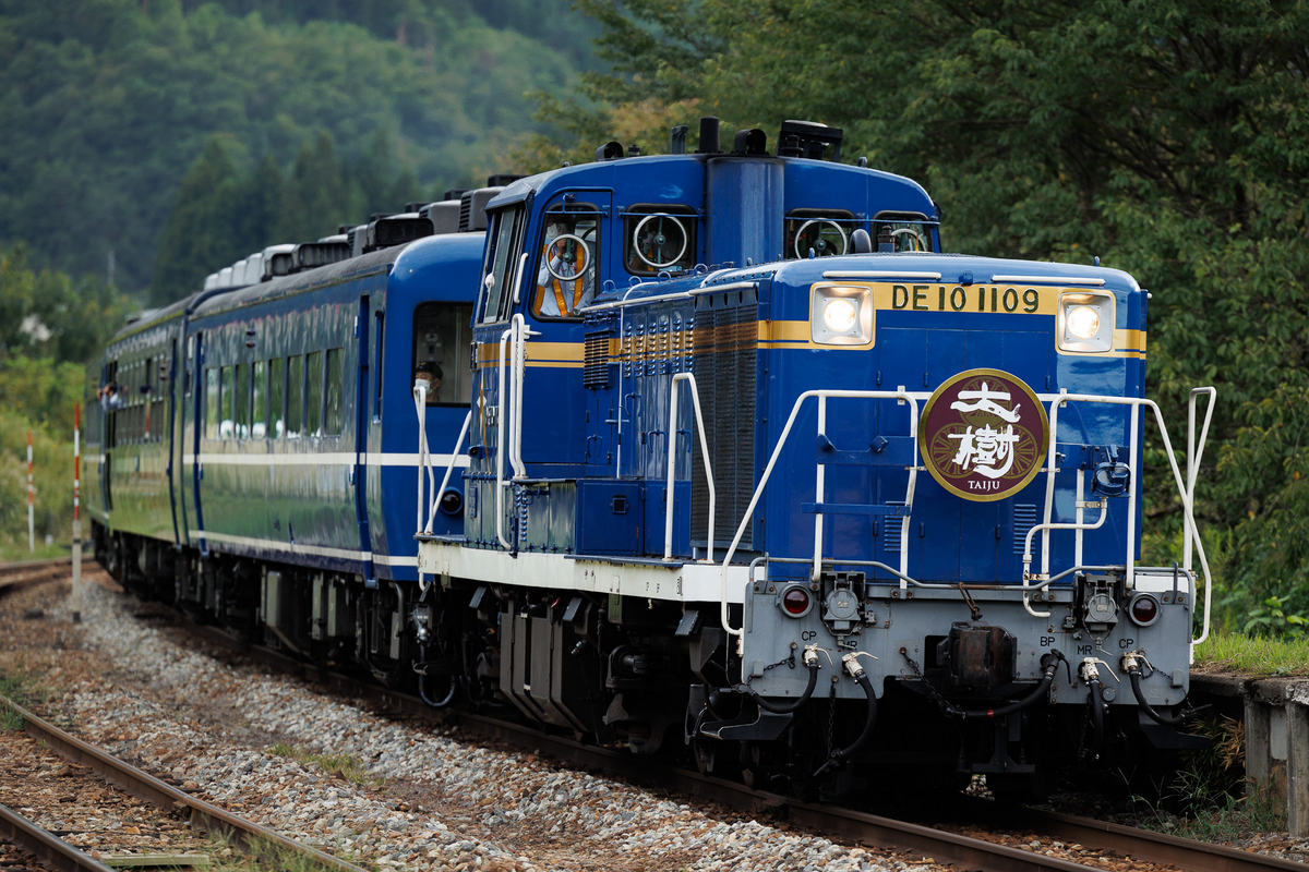 DL大樹 会津鉄道乗り入れ - 朝焼けに染まる