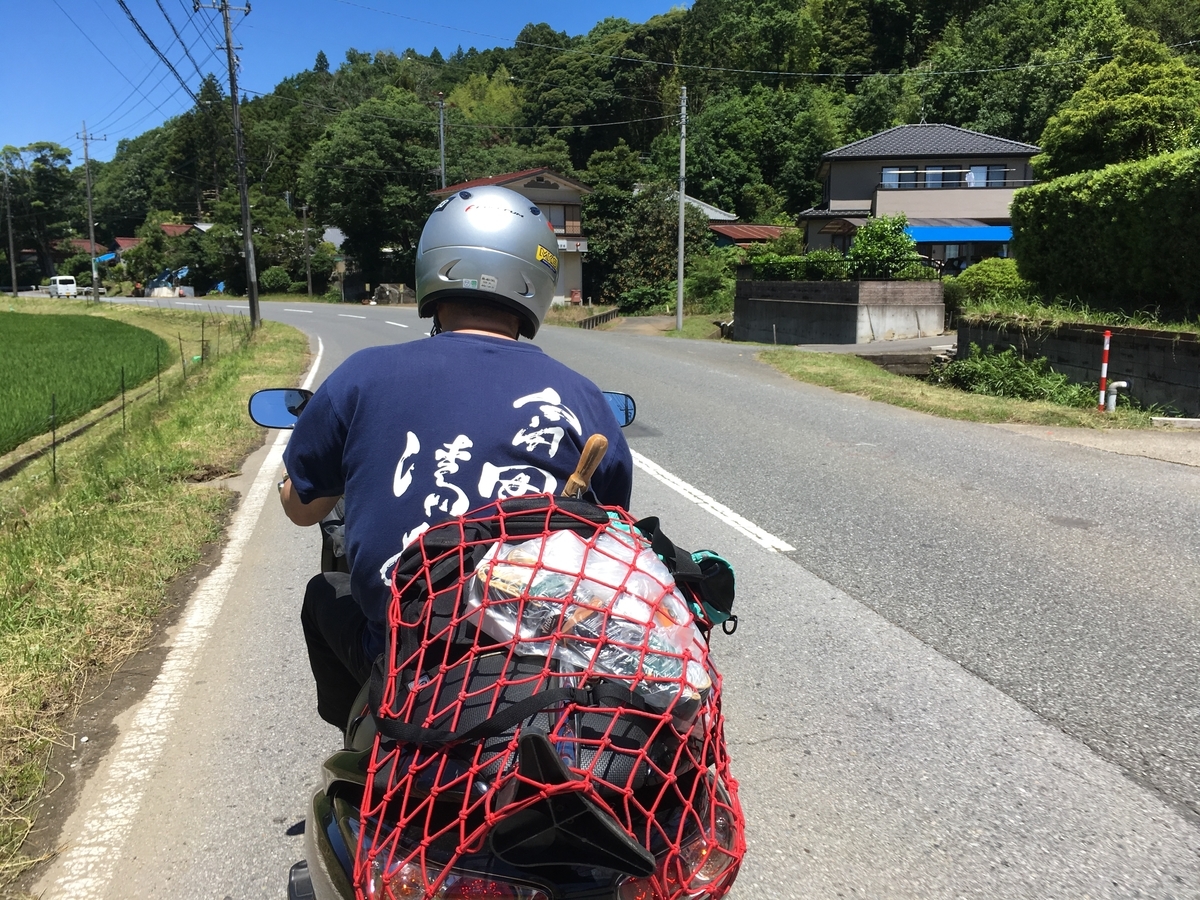 彼は学校の往復に自転車を使っている