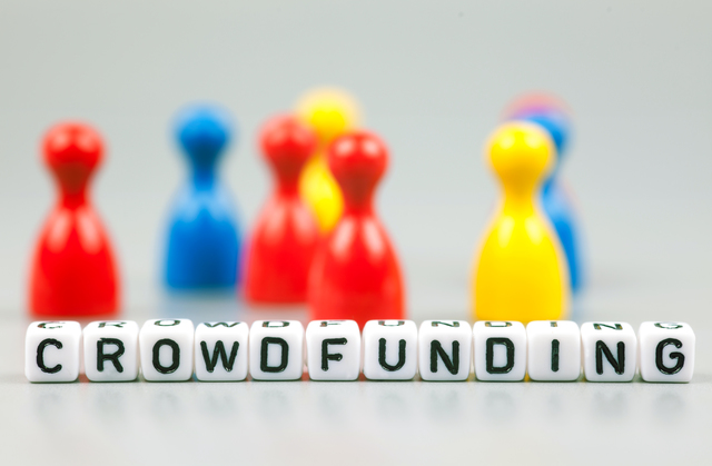 Cube Letters show crowdfunding in front of unsharp ludo figures