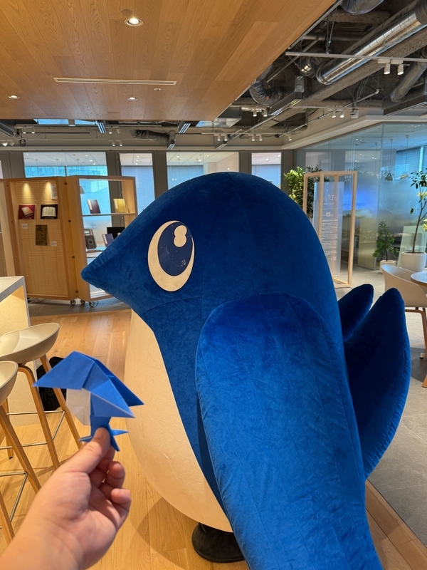 着ぐるみのSweeeの前に折紙のSweeeを並べた写真