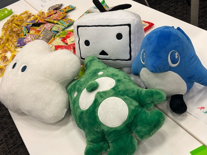 左にKINTO様のくもびぃ、中央上にドワンゴ様のニコニコテレビちゃん、中央下にサイバーエージェント様のアベマくん、右にフリーのスイーが映っている