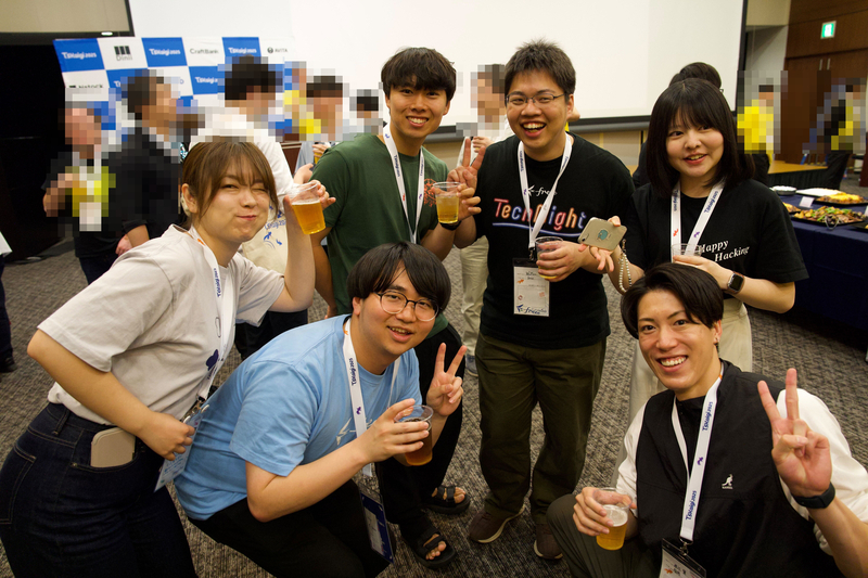 懇親会の様子。フリーの社員と内定者が映っている