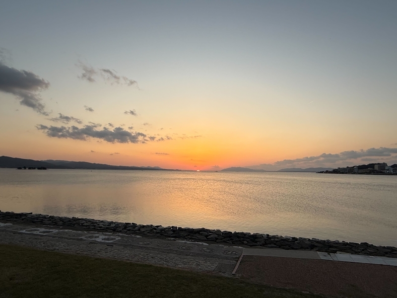 宍道湖にほとんど沈んでしまった夕陽