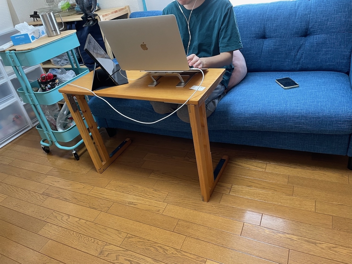 ソファで仕事をする人