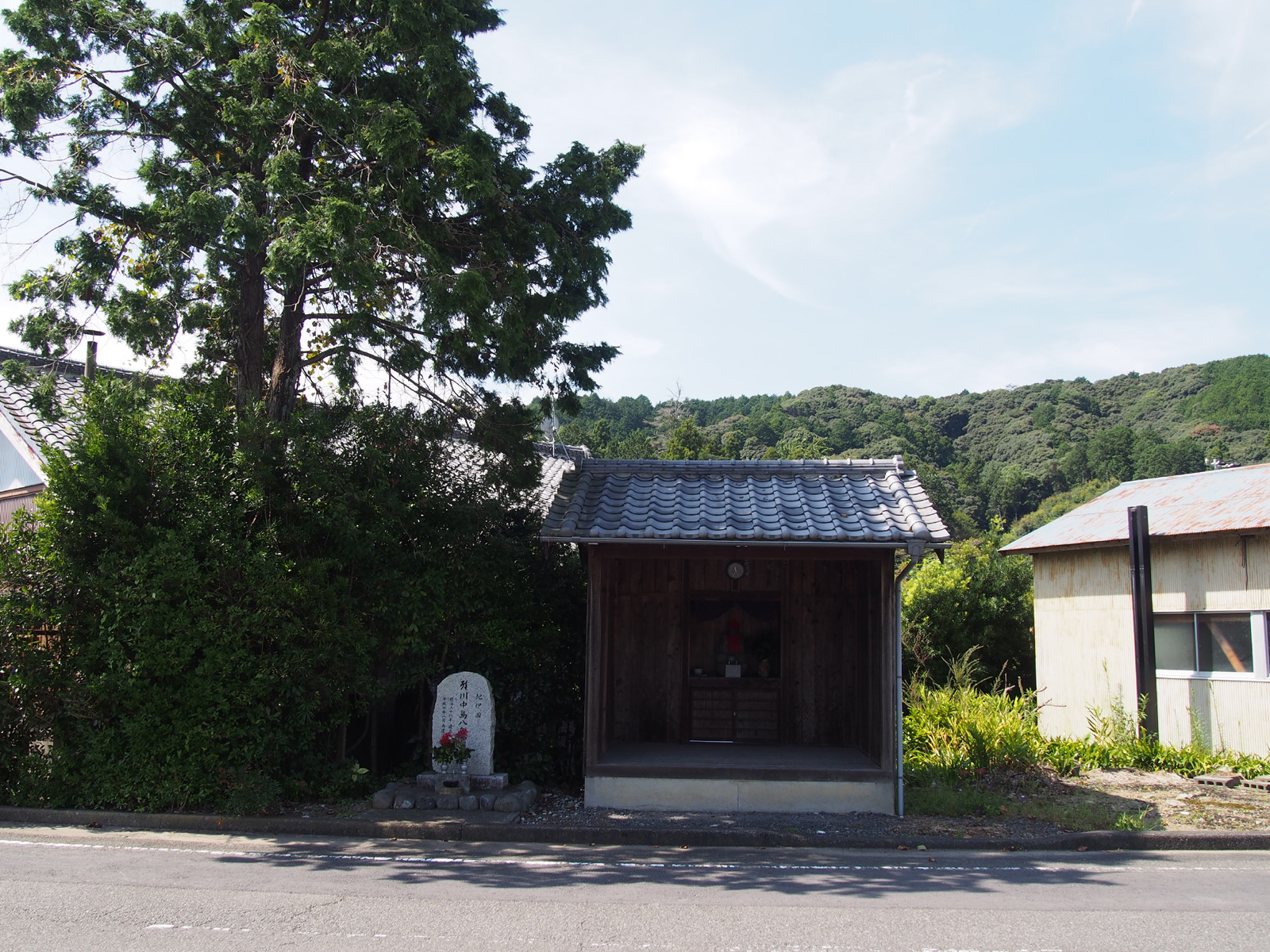 大草の紀伊国川中島八兵衛之墓と地蔵堂