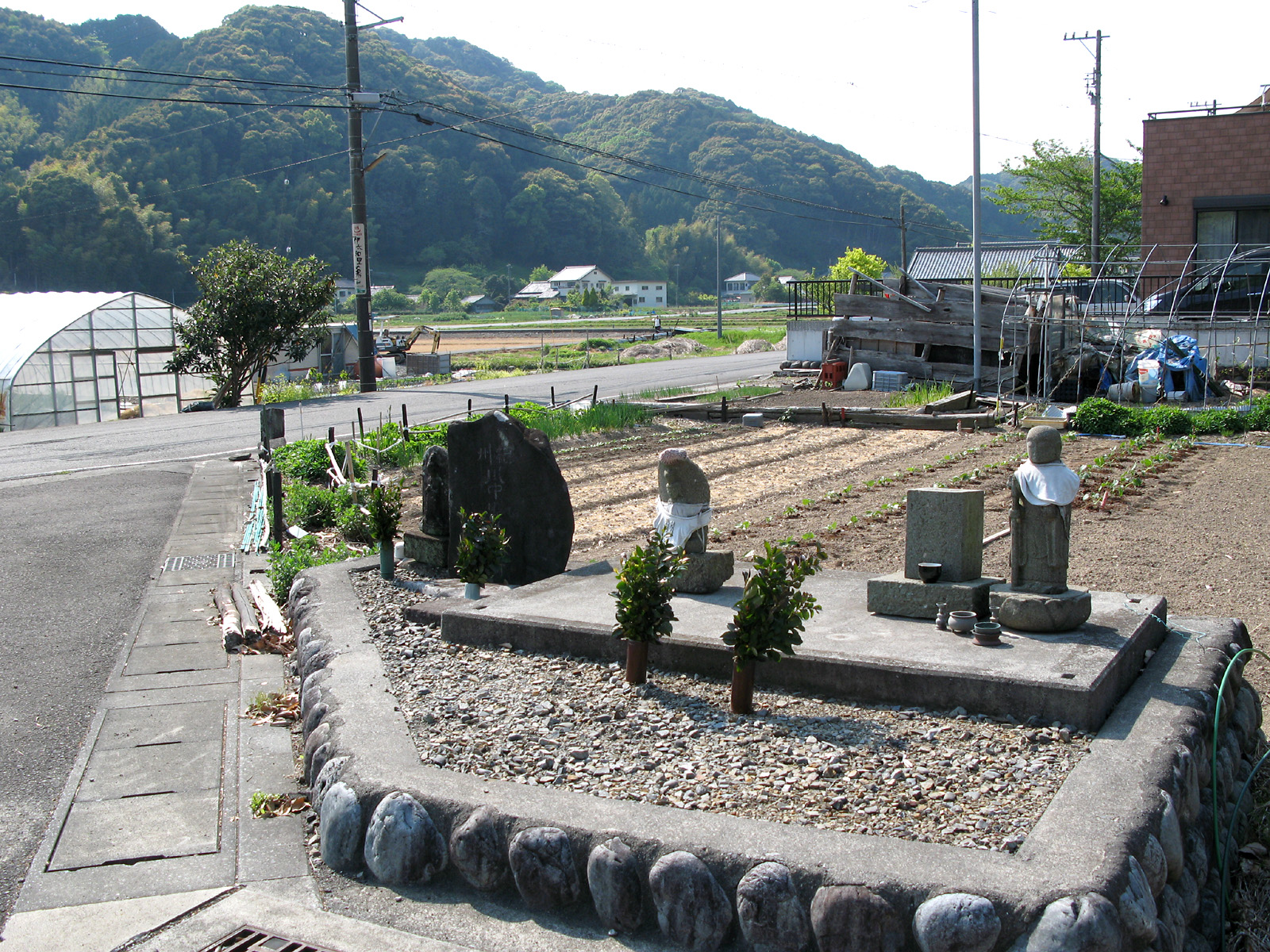 尾川丁仏参道前の石仏群