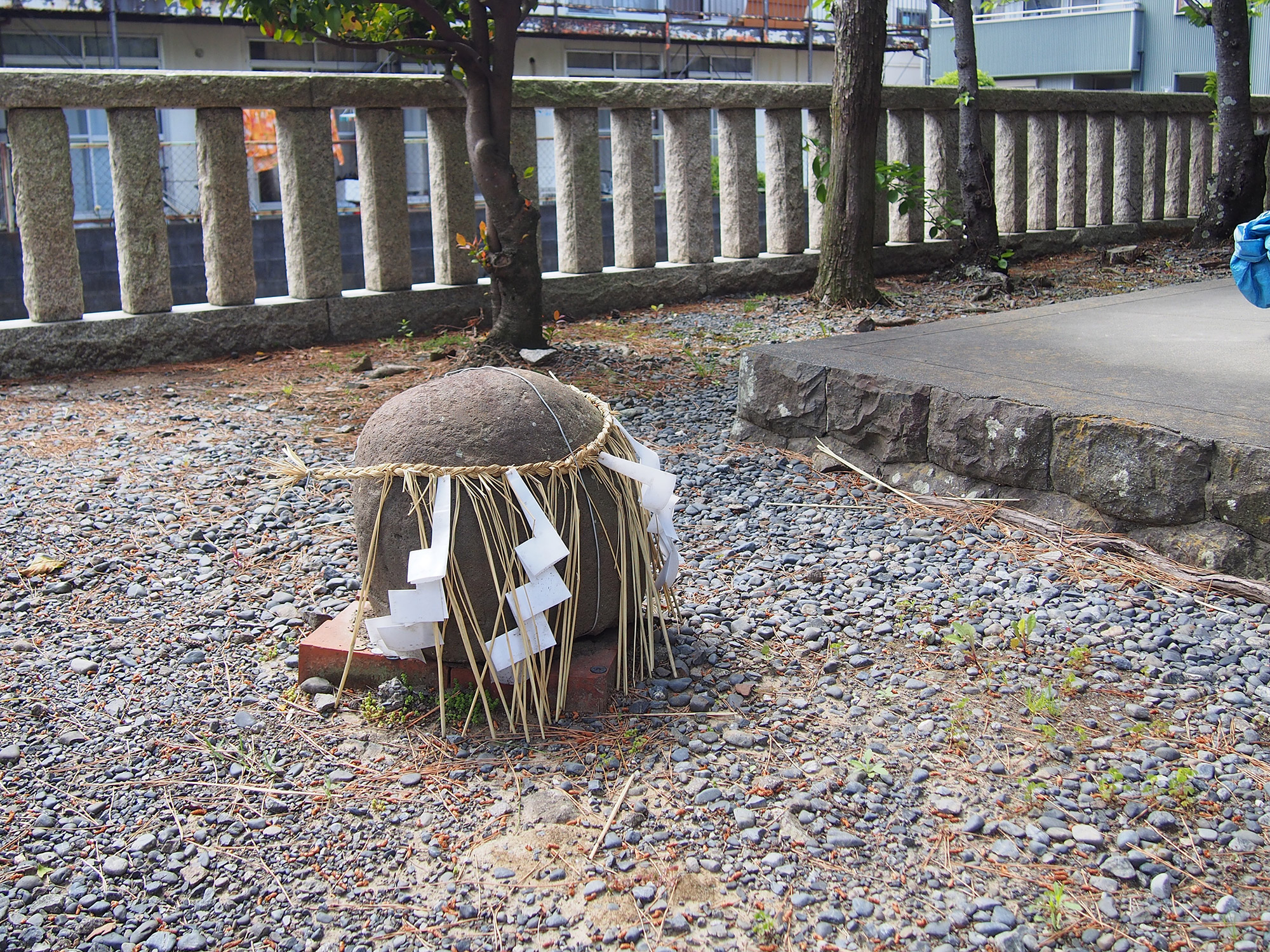  天皇神社の力石