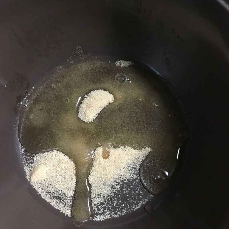 小鍋に水を入れる