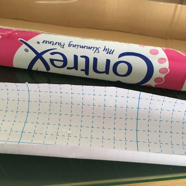 ダンボールで作った枠にリメイクシートを貼る