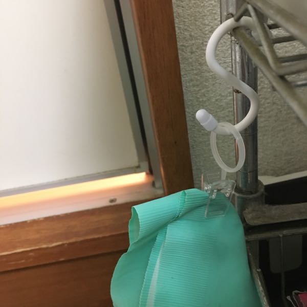 S字フックとカーテンクリップ