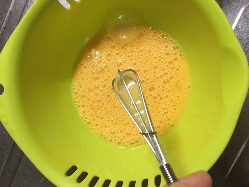セリアの小さい泡立て器で卵を溶く