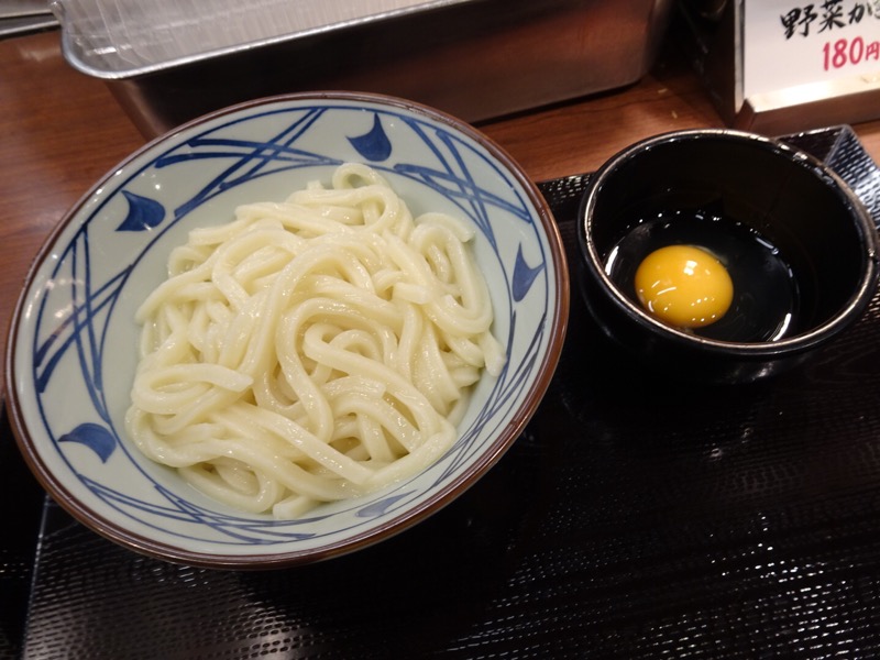 うどん様 期間限定「牛すき釜玉うどん」@『丸亀製麵』。(2024.10