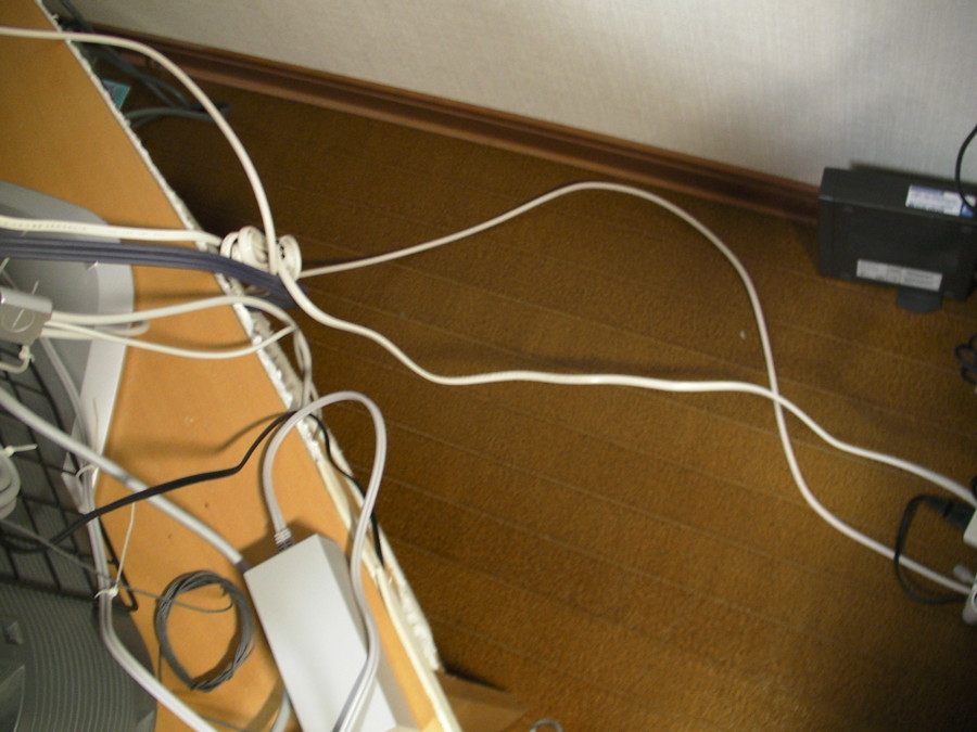 テレビをおいているテーブルから出るケーブルは、2本に