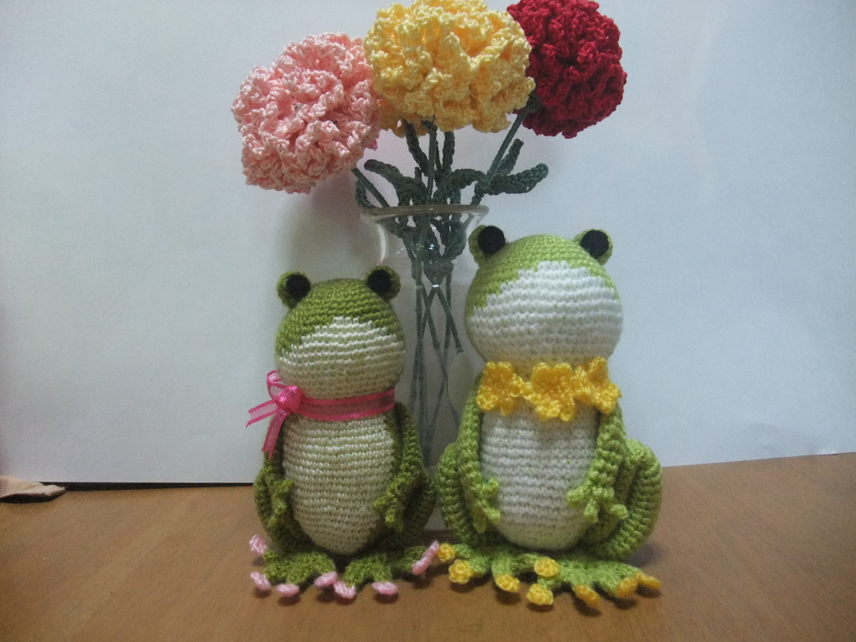 うさぎとカエルさん　編みぐるみ カエルの編みぐるみ✳︎縞々セーターとハーフパンツのカエルさん