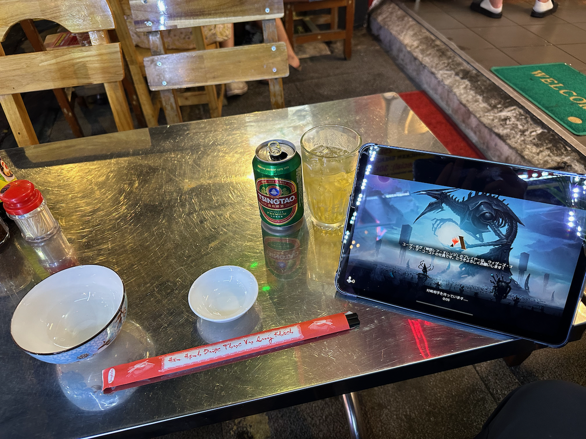 ベトナム ホーチミン市 ブイビエン通りの中華料理店でiPad airでMTGアリーナをする様子