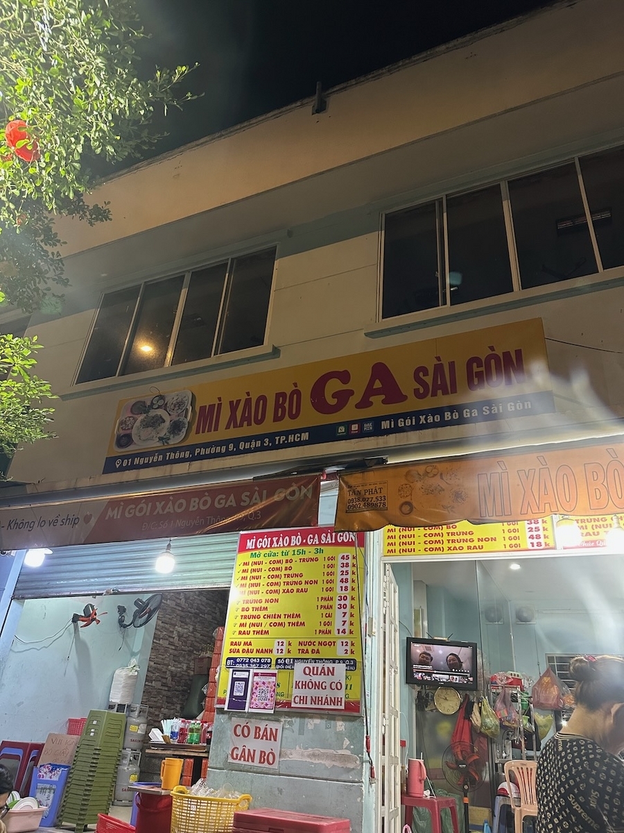 柱にメニューが貼られている