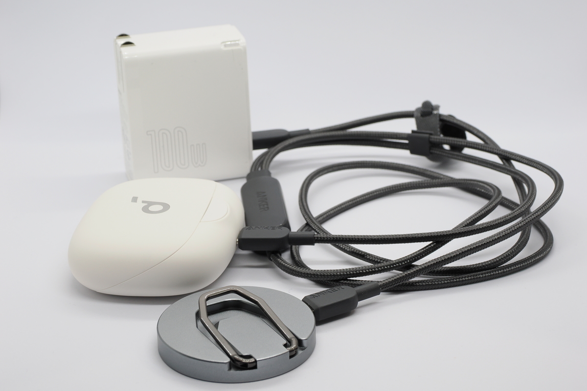 充電器とイヤホン、MagSafe充電器を繋いでみた様子