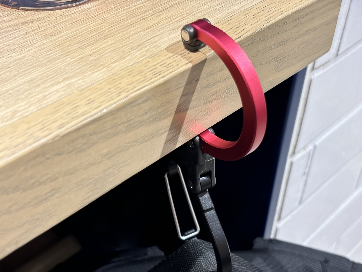 カフェのテーブルでヒーロークリップを利用している様子