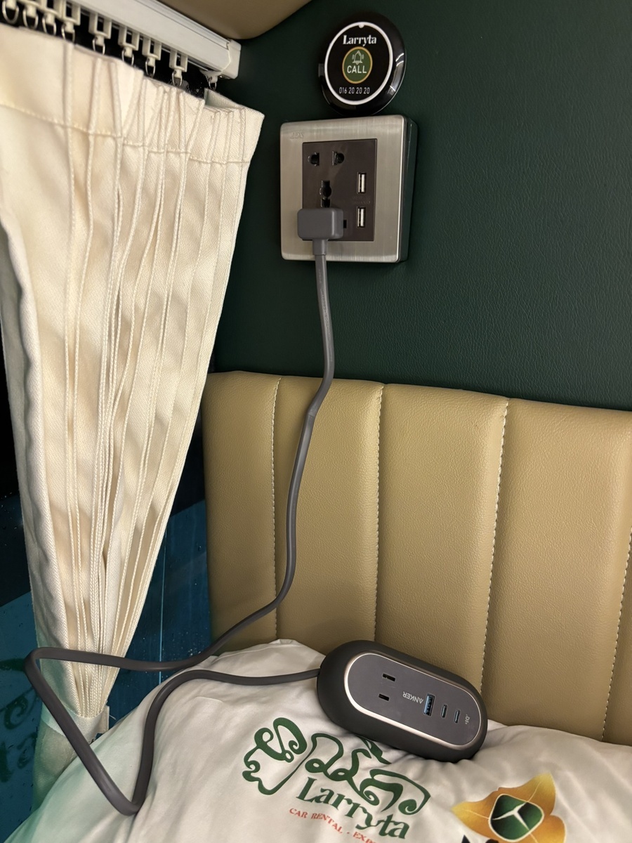 バスの座席のコンセント（AC220V）にankerのアダプターを差した様子