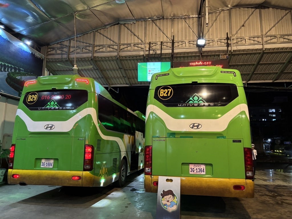 バスにB29やB27など電光掲示板に連動したIDが書かれている