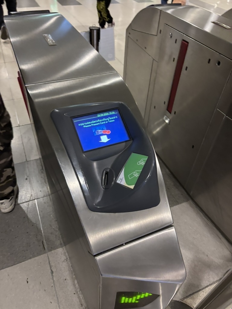 ARLの改札にはクレジットカードの表記はないEMV Contactless専用レーンでクレジットカードが利用できる
