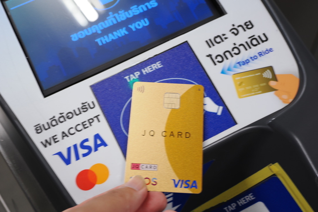 MRTの改札をクレジットカードのタッチ決済で通る様子