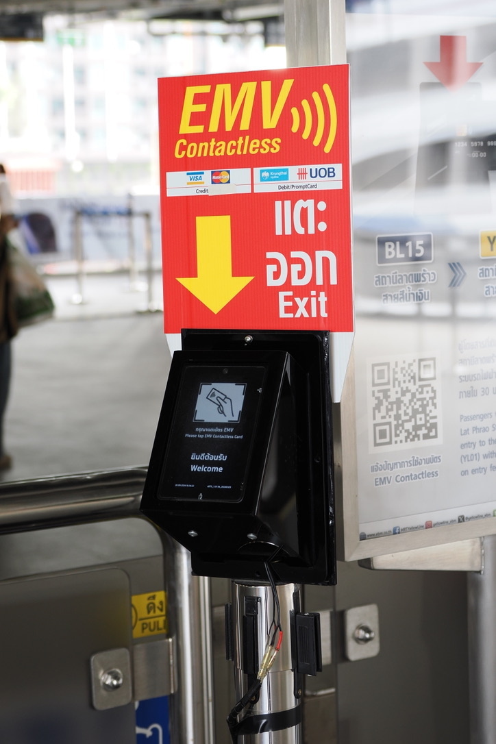 MRTのモノレールのクレジットカードタッチ決済に対応した改札機は機械が異なる