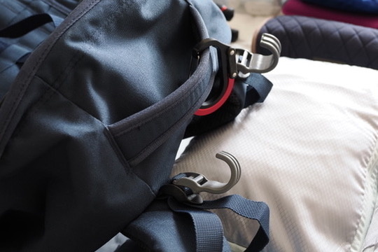 ハクバのZEROフックを装着した様子