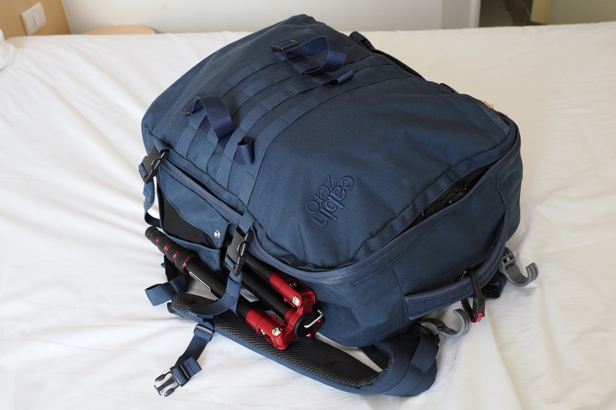 サイドポケットにはトラベル三脚を挿した