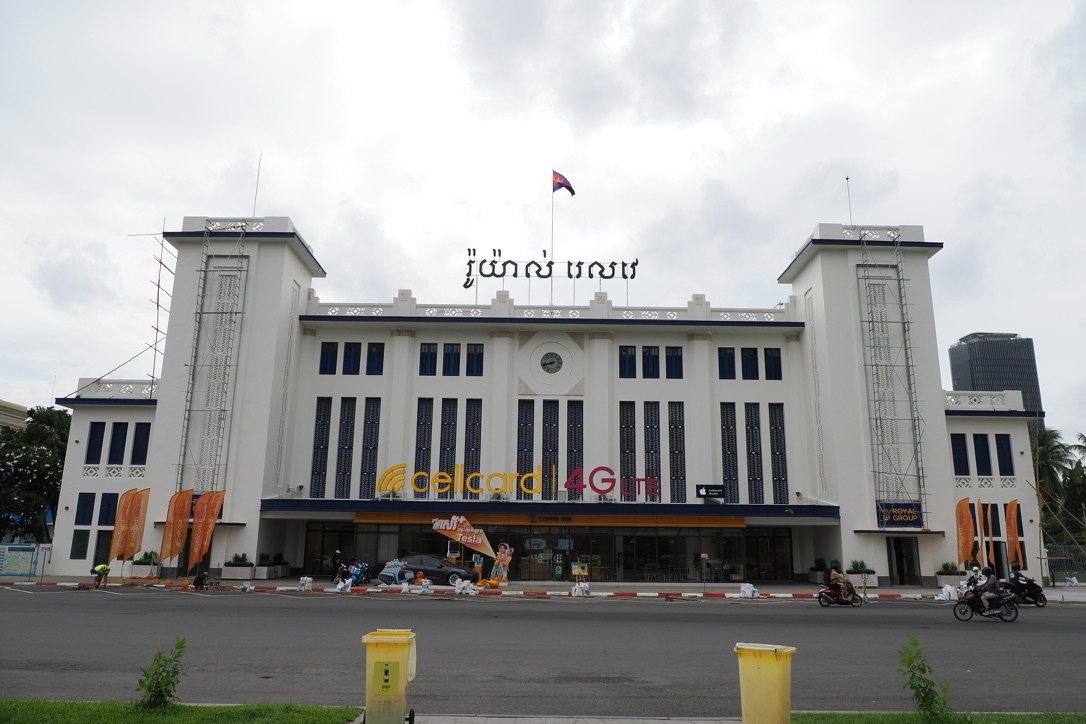 プノンペン駅と一体化したCellcardのキャリアショップ