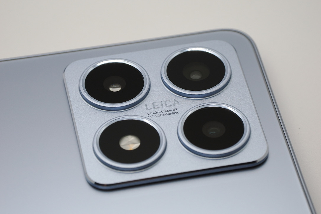 カメラにレンズの間にLEICAの文字が光る