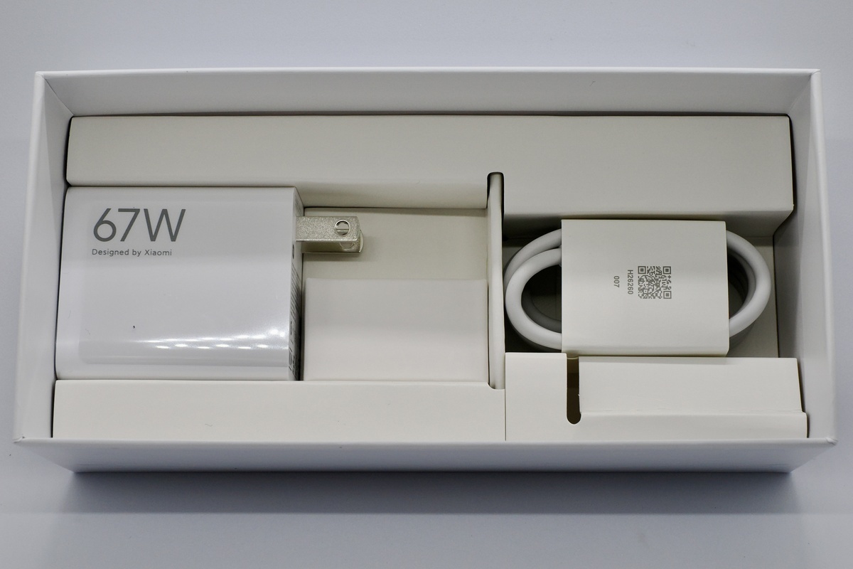 付属品の充電器とケーブルが底にある