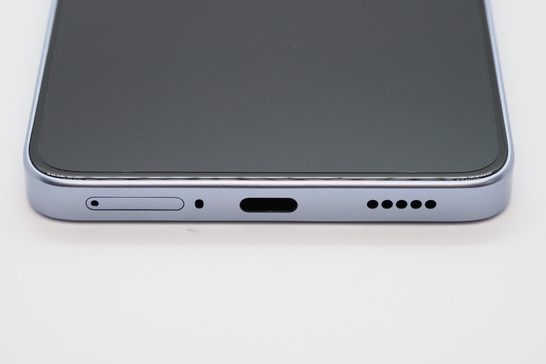 端末底面のSIMスロットとUSB-Cポート