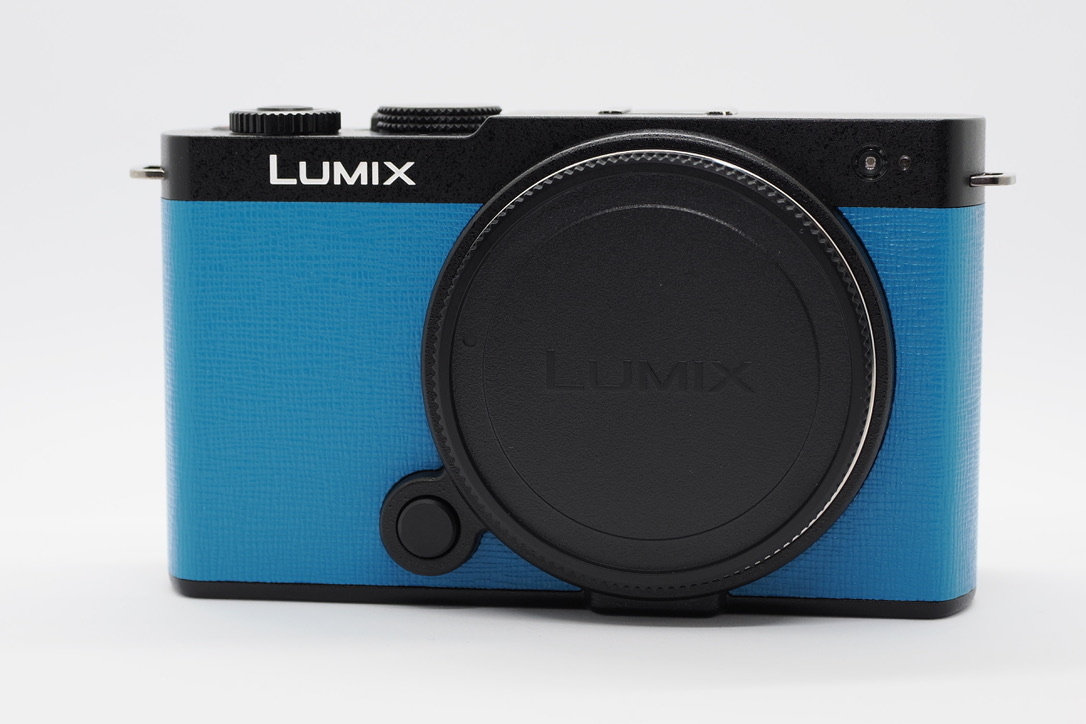 エクステリア張替えサービスでターコイズブルーに張り替えた後のLUMIX S9