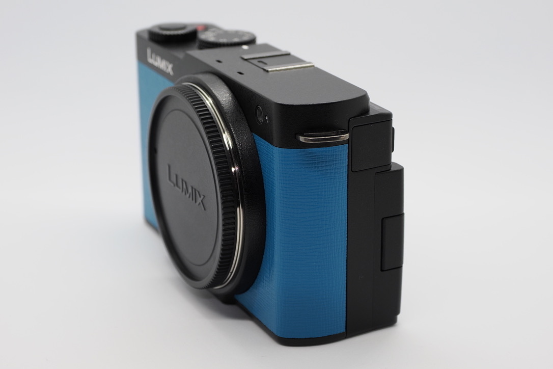 エクステリア張替えサービスでターコイズブルーに張り替えた後のLUMIX S9別角度から1