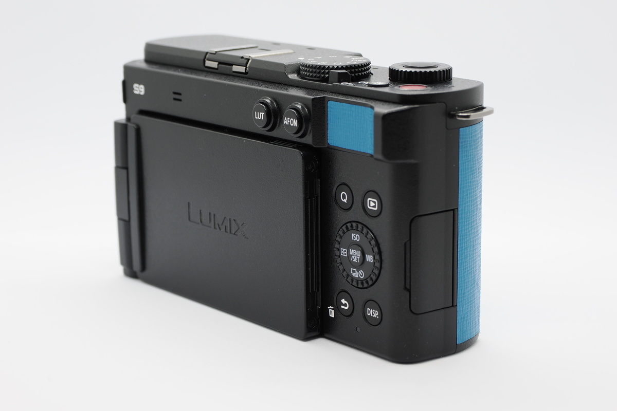 エクステリア張替えサービスでターコイズブルーに張り替えた後のLUMIX S9別角度から2