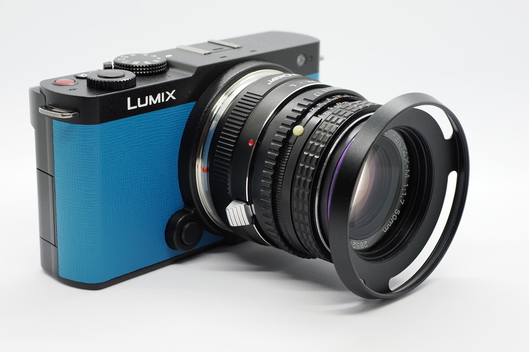 エクステリア張替えサービスでターコイズブルーに張り替えた後のLUMIX S9にオールドレンズを装着