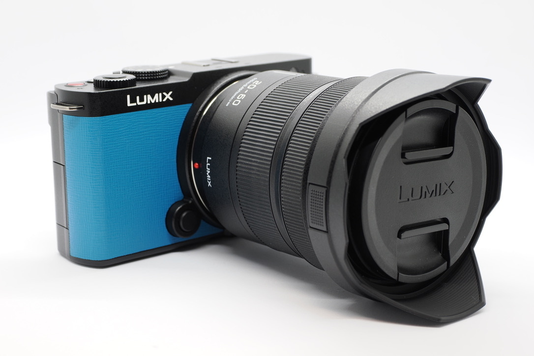 エクステリア張替えサービスでターコイズブルーに張り替えた後のLUMIX S9に標準レンズを装着