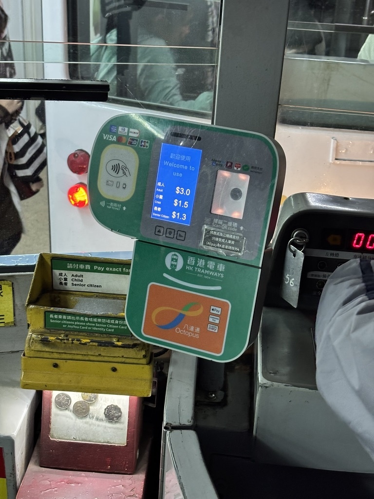 香港島の２階建て路面電車ではクレジットカードのタッチ決済で乗車できる