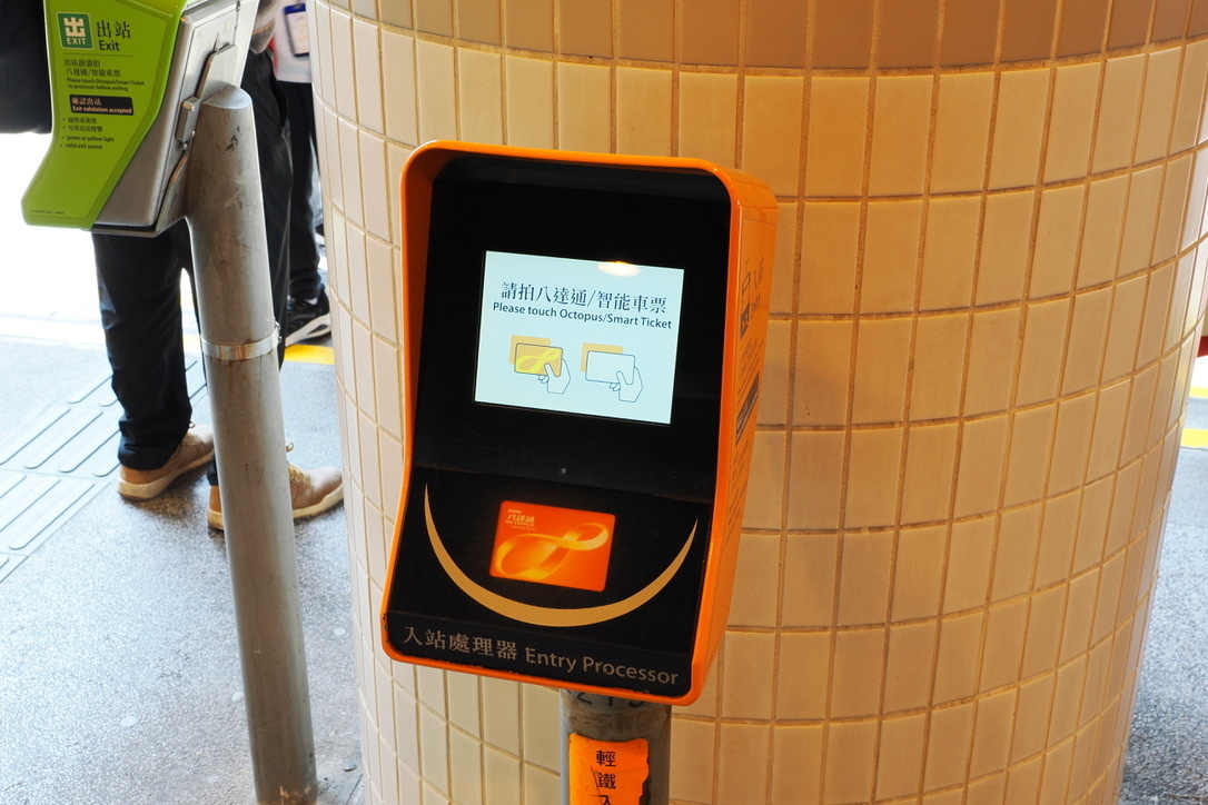 軽鉄乗車用のオクトパスカードのカードリーダー下車用と色が異なる