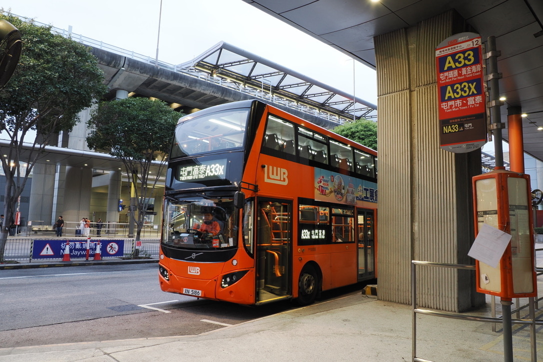香港空港から屯門へ行くバスとバス停の様子