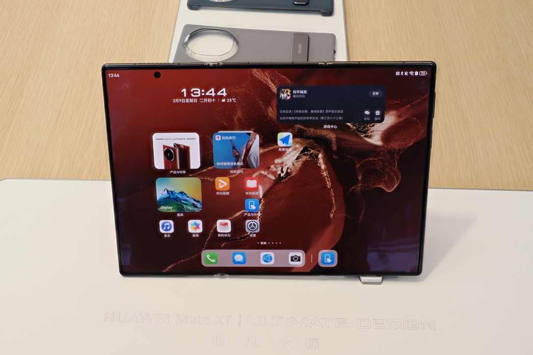 Huaweiの三つ折りスマートフォンも展示されていた