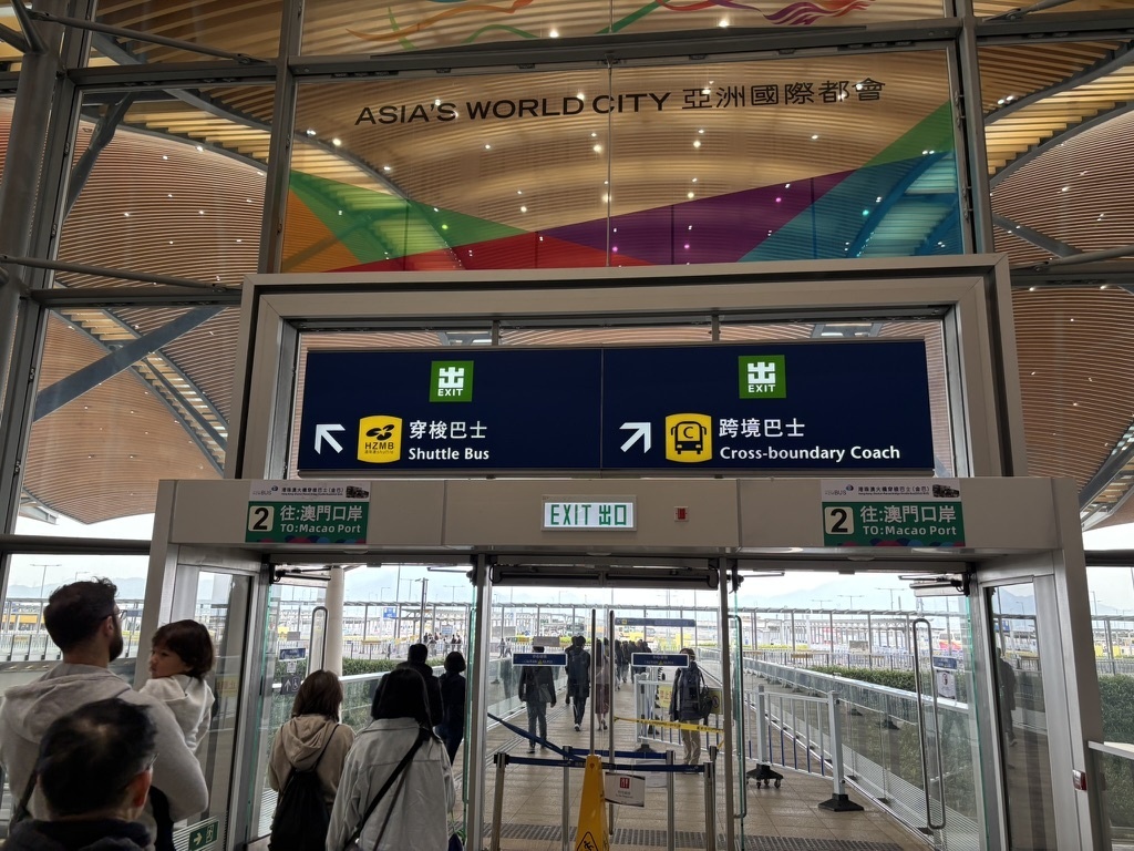 澳門口岸行きの跨境巴士の矢印の方向へ向かう